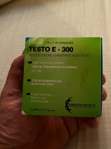 Cliente sosteniendo la caja verde de Testosterona Enantato 300mg de Emirates Biotech.