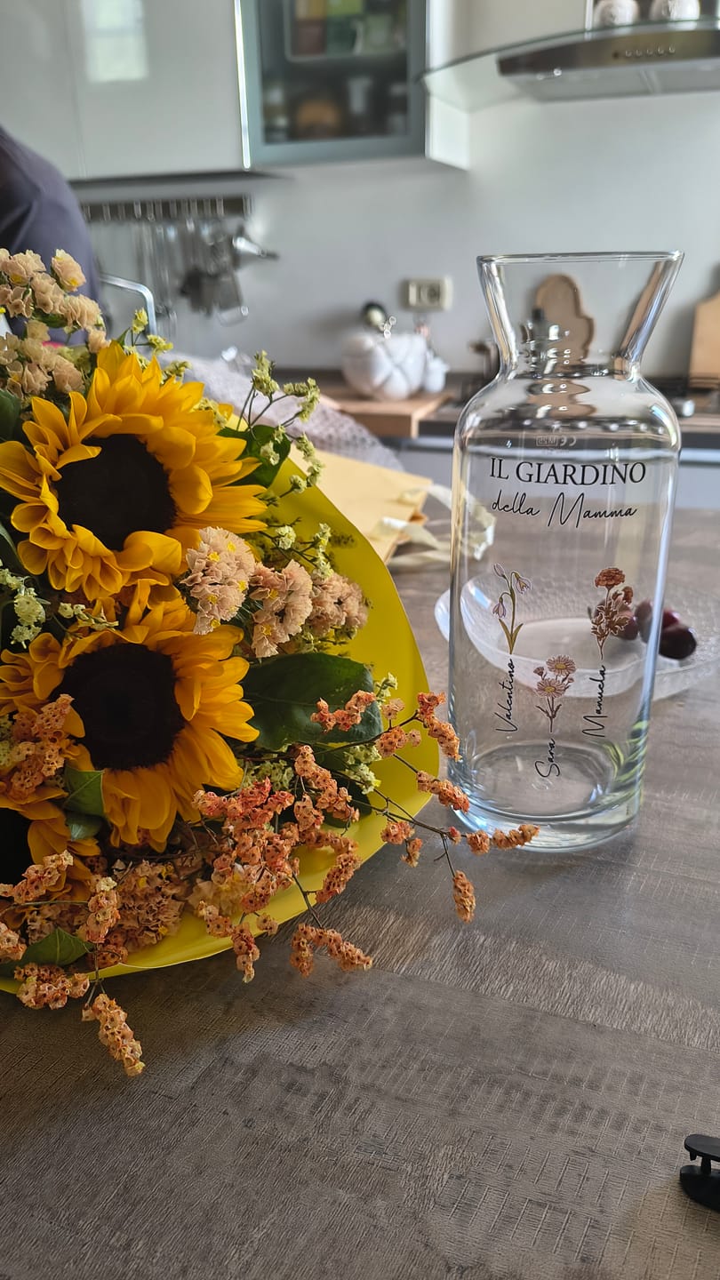 Customer photo review of Il giardino della mamma – Vaso in vetro personalizzato con nome e fiori per mamma e nonna