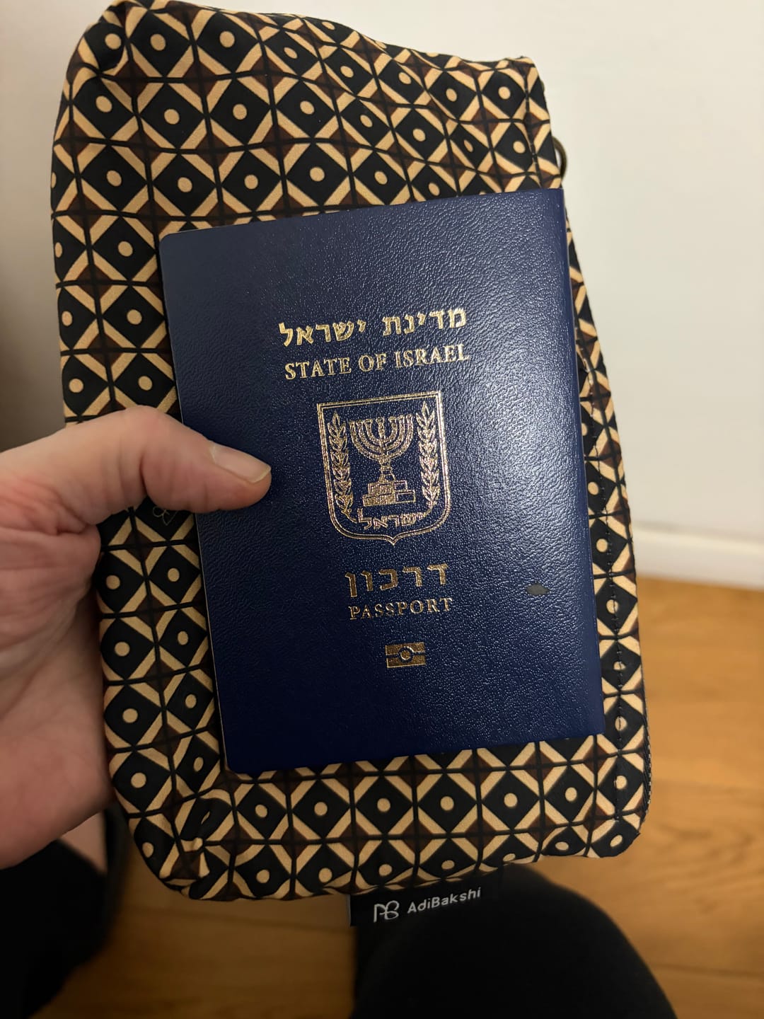 Customer photo review of תיק דרכונים גרייס
