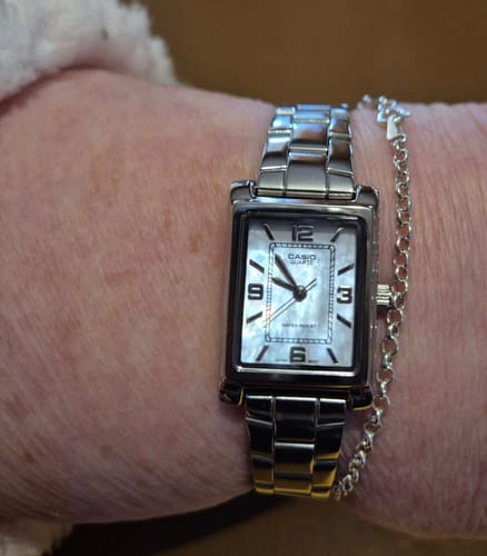 El Reloj Casio Tank Análogo en la muñeca de un cliente, con su bonita esfera rectangular de nácar.