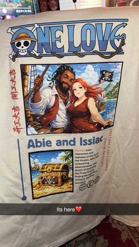 Kunde zeigt ein weißes T-Shirt mit einem personalisierten, bunten Aufdruck im Anime-Stil auf der Rückseite.