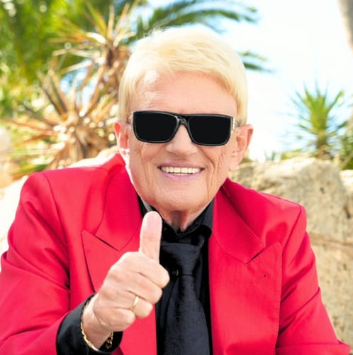 Revisor expressando aprovação com a imagem de um homem sorrindo e com o polegar para cima.