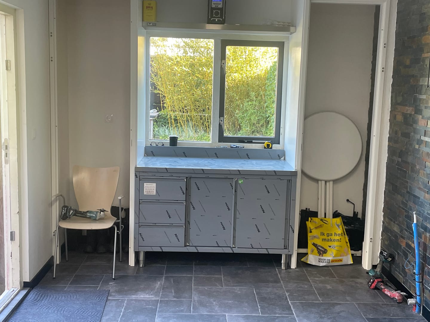 Customer photo review of RVS Horeca Werkbank met Schuifdeuren en Laden Links | Opstaande Rand | 1400x700x900(h)mm