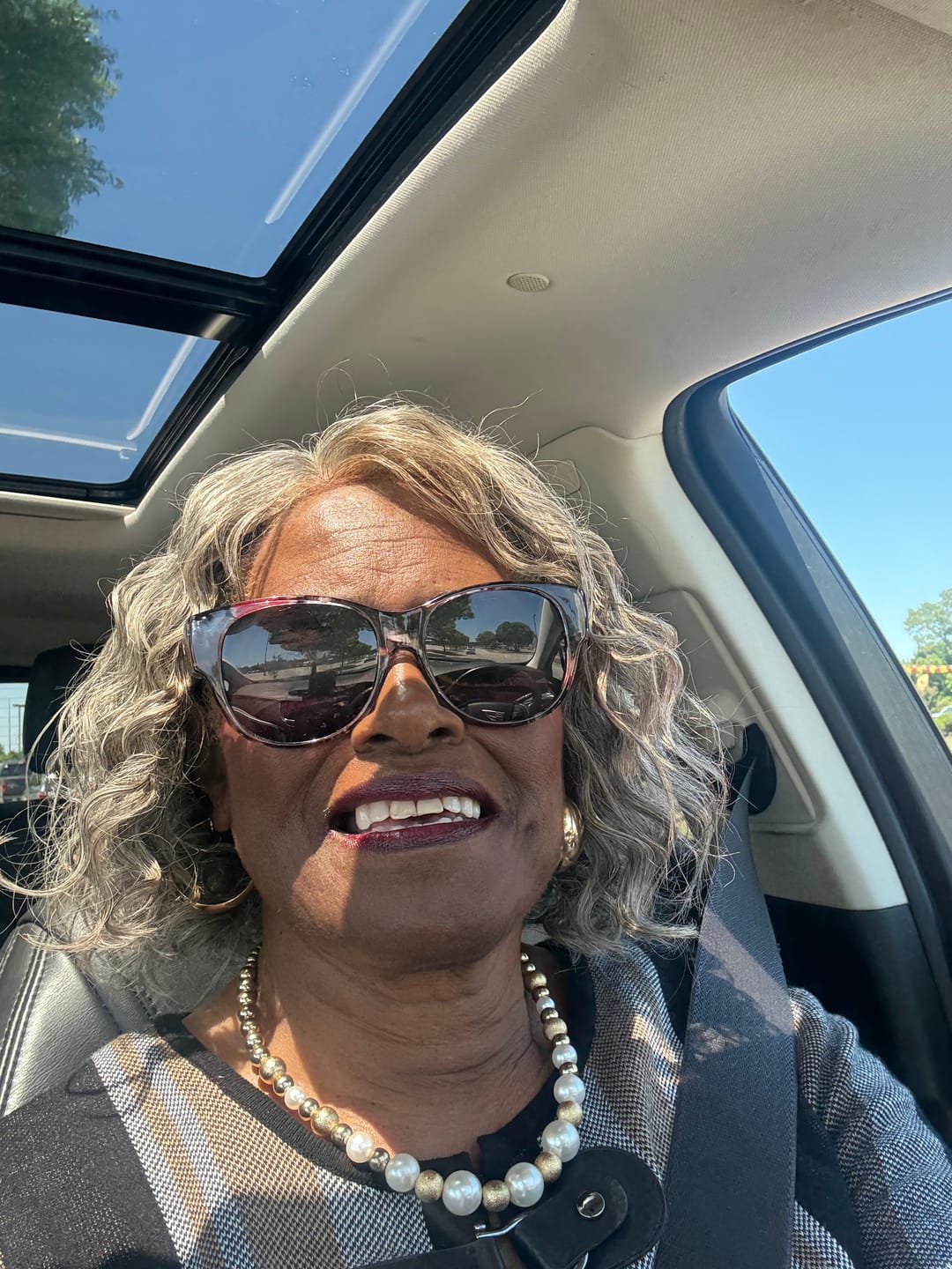 Customer photo review of Luvwin 5x5 Lace Salt and Pepper Loose Water Wave Human Hair Gray Wig For Seniors