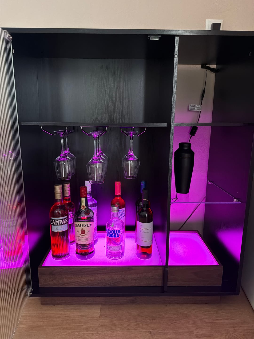 Customer photo review of Ντουλάπι Μπαρ Κάβα με Φωτισμό Μπουφές με LED Ρυθμιζόμενα Μπαράκι με θήκη για ποτήρια Γυάλινη πόρτα BB-K361B21