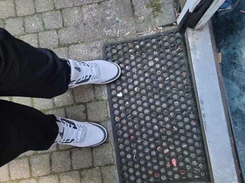 Bovenaanzicht van een recensent die de A Ma Maniére x Air Jordan 3 Diffused Blue sneakers draagt.