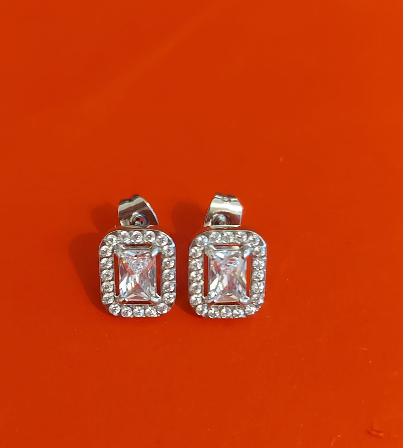 Customer photo review of Viviene Ohrstecker | 18K vergoldet