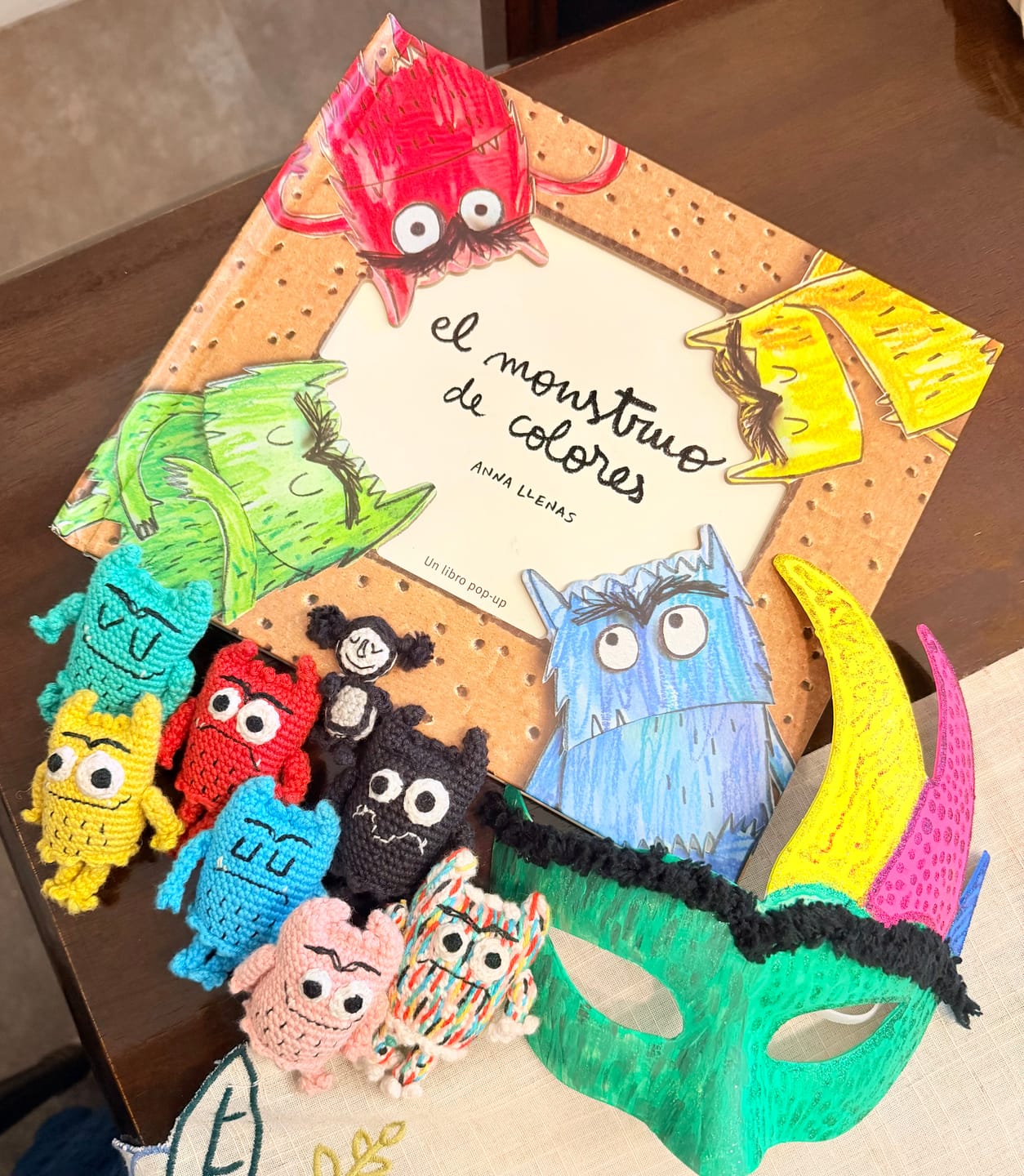 Customer photo review of El Monstruo de Colores POP - UP