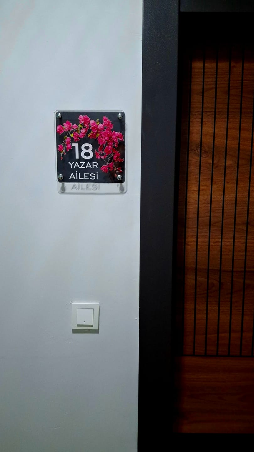 Customer photo review of Kişiye Özel Begonvil Çiçekli Kapı İsimliği