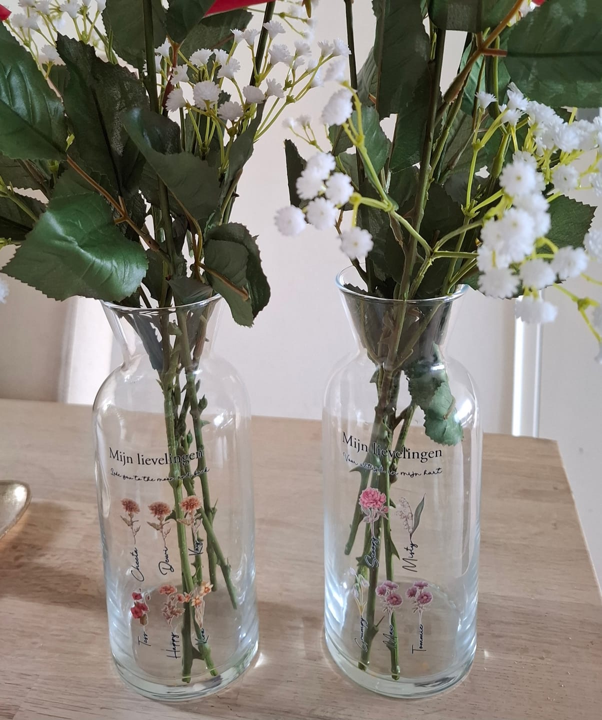 Customer photo review of Mama’s tuin – Gepersonaliseerde glazen vaas met naam en bloemen voor mama en oma