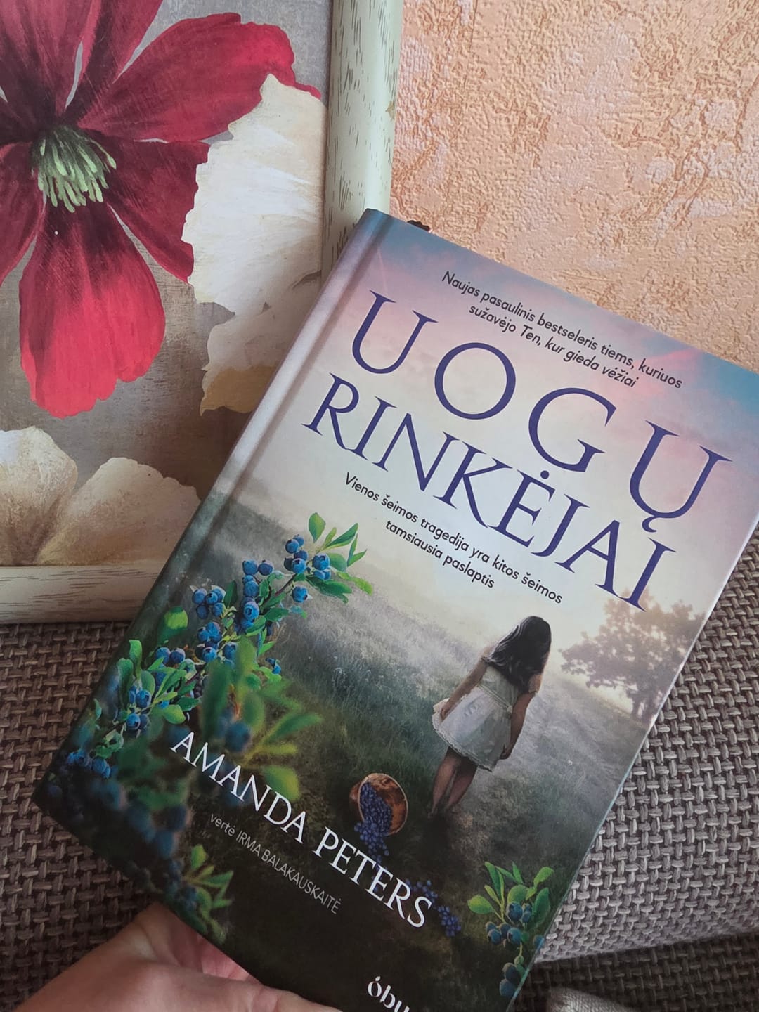 Customer photo review of Uogų rinkėjai: vienos šeimos tragedija yra kitos šeimos tamsiausia paslaptis – Pasaulinis bestseleris daugiau nei 25 šalyse