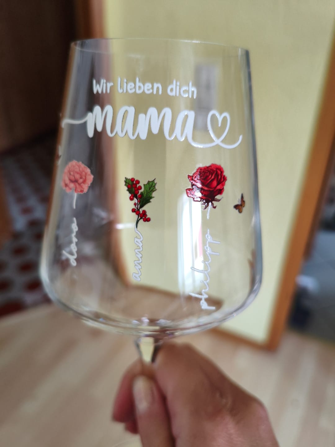 Customer photo review of Mamas Garten - Weinglas mit Kindernamen und Blumen für Mama und Oma