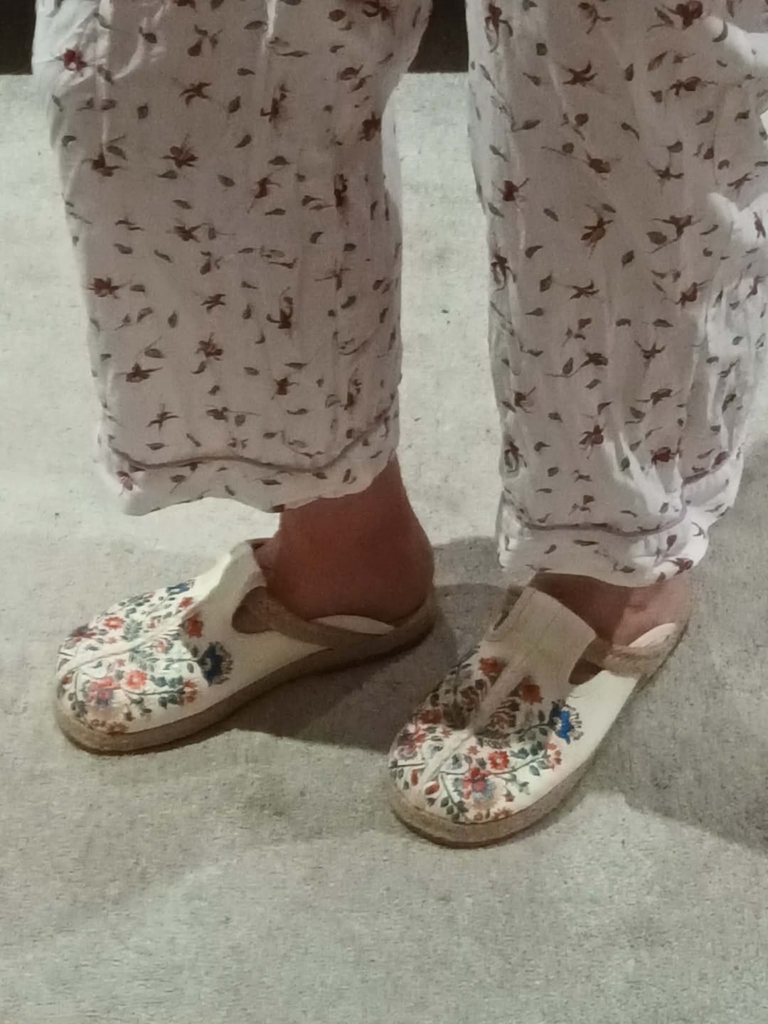 Customer photo review of Women Summer Ethnic Flower Embroidery Cotton Slippers