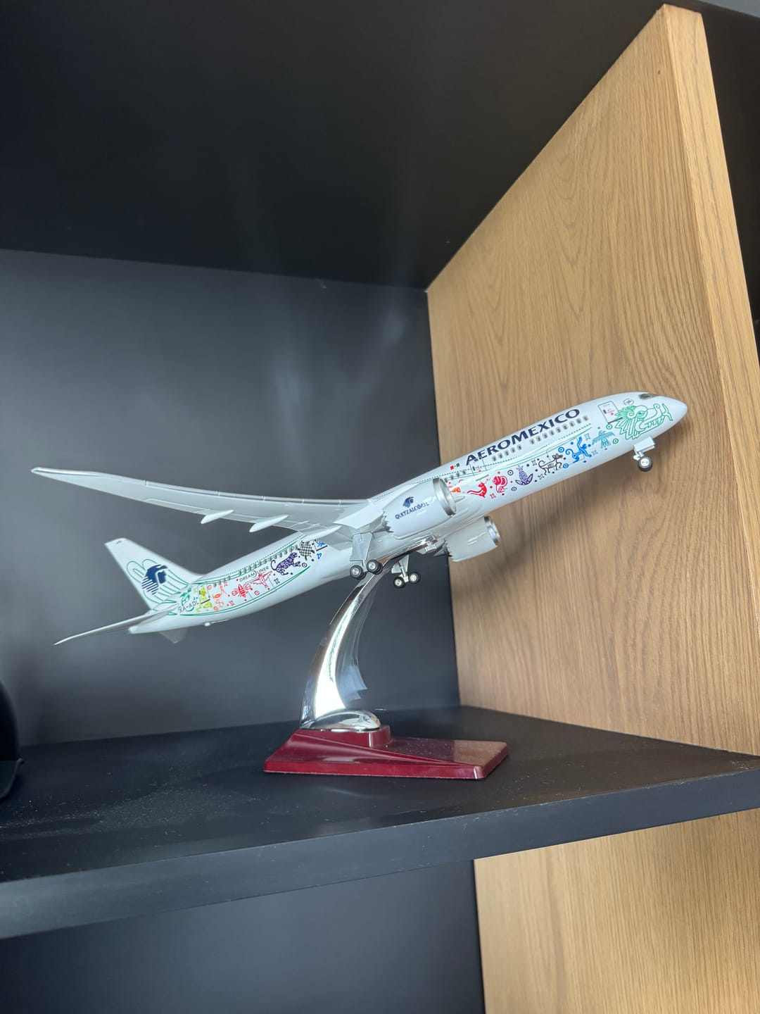 Customer photo review of Boeing 787-9 Aeroméxico "Quetzalcóatl" – Scale 1:130 (43 cm / 16.9 in)