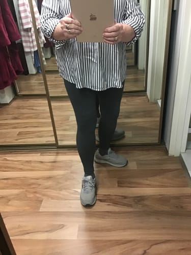 Reviewer wearing the dark 3D Anti-Cellulite Leggings for casual wear with a long shirt.