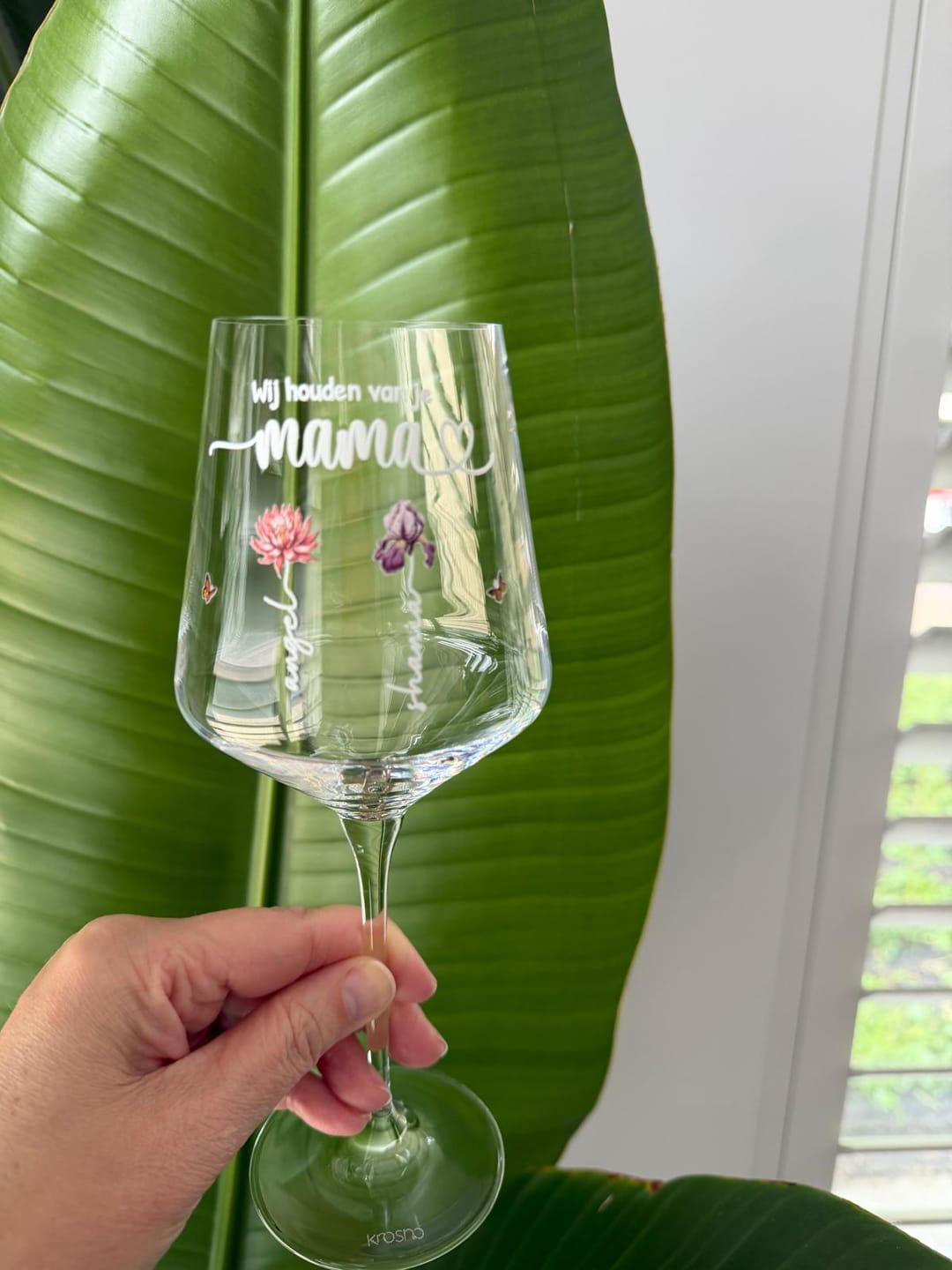 Customer photo review of Mama's tuin – Gepersonaliseerd wijnglas met geboortebloemen voor mama en oma