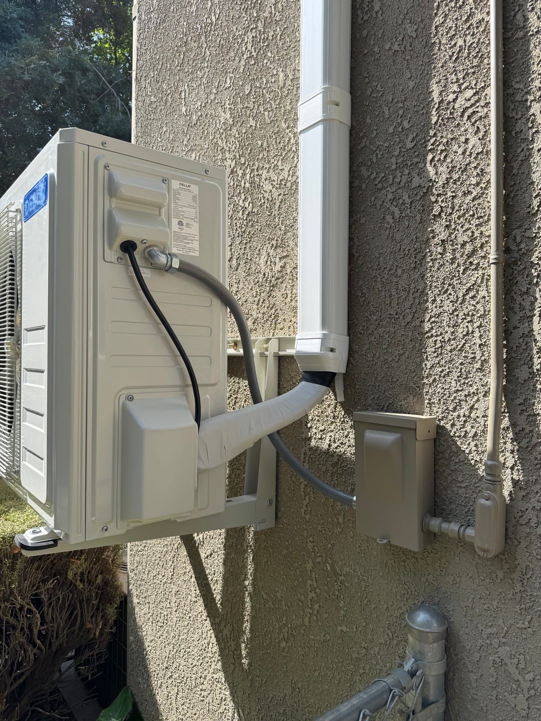 Customer photo review of DELLA Mini Split Line Set Cover with Flexible Duct