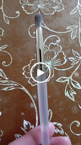 Customer video review of E219 – četkica za blendanje i precizno definisanje pregiba kapka