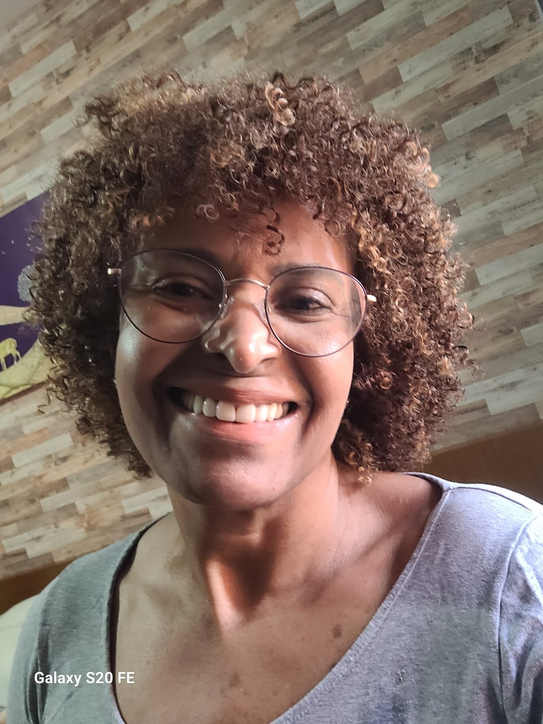 Customer photo review of Peruca Wig Humana Niki Castanho com Luzes Cacheada