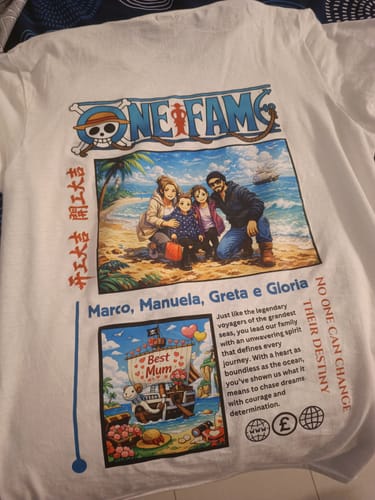 Kunde zeigt ein weißes, personalisiertes T-Shirt mit einem farbenfrohen Familienporträt im Anime-Stil.