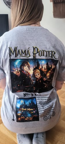 Rezensent zeigt die Rückseite des grauen T-Shirts 'MAMÁ POTTER' mit einem großen personalisierten Aufdruck.