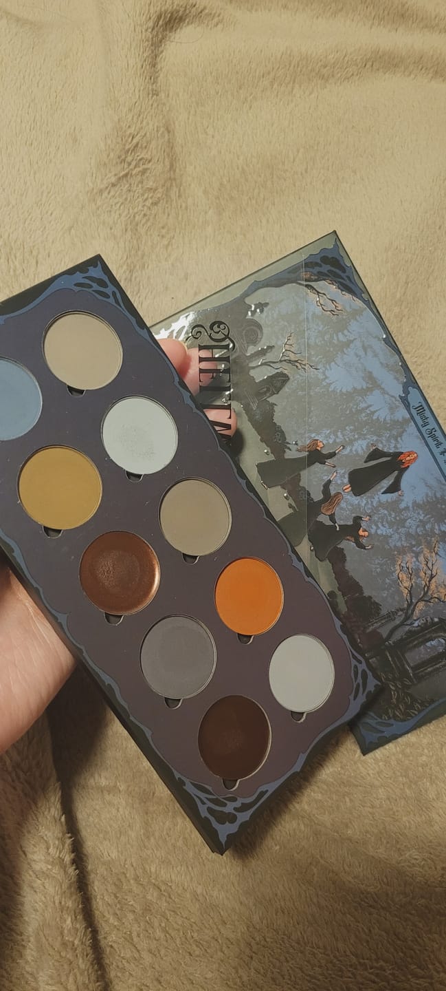 Customer photo review of Misty Spirit 雾影重灵 All Matte Eyeshadow Palette