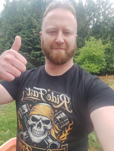 Client portant le T-shirt noir Pirate Ride Fast Live Free à l'extérieur, faisant un pouce en l'air.