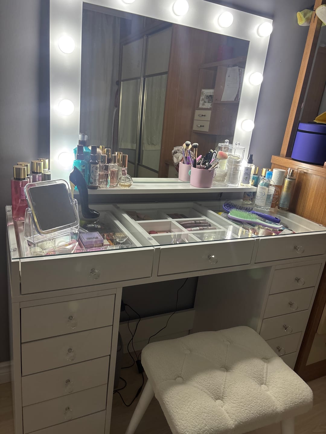 Customer photo review of Rani BJ118 Hollywood Işıklı Aynalı Kulis Makyaj Masası Cam Tablalı 13 Çekmeceli Takı Düzenleyici Beyaz