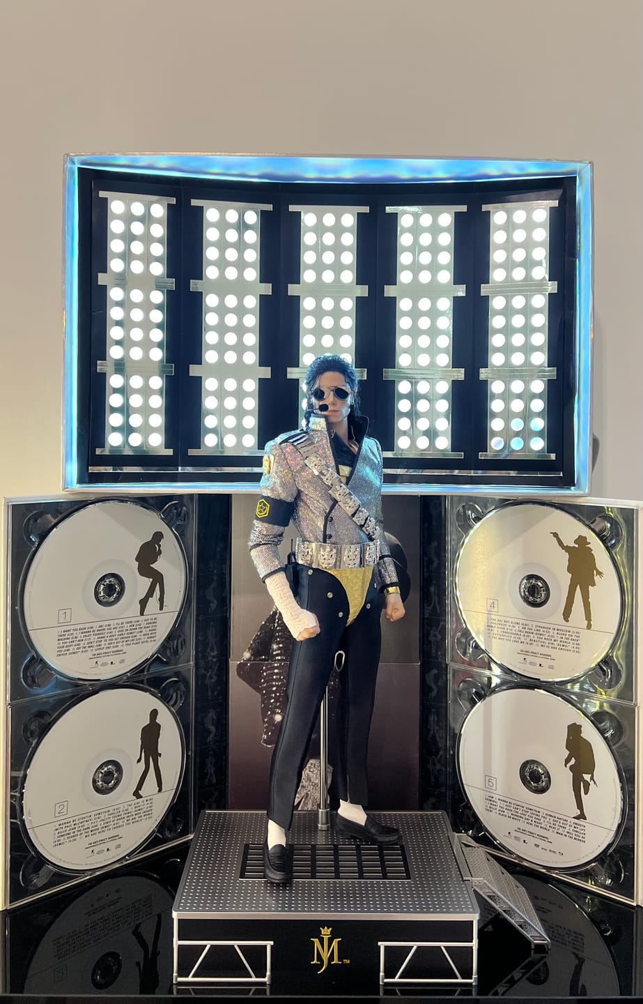 Customer photo review of Michael Jackson Jam 1/6 Scale Figure