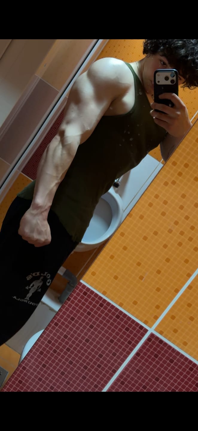 Customer photo review of 4186 - AOT©  x YLA Cropped Tees