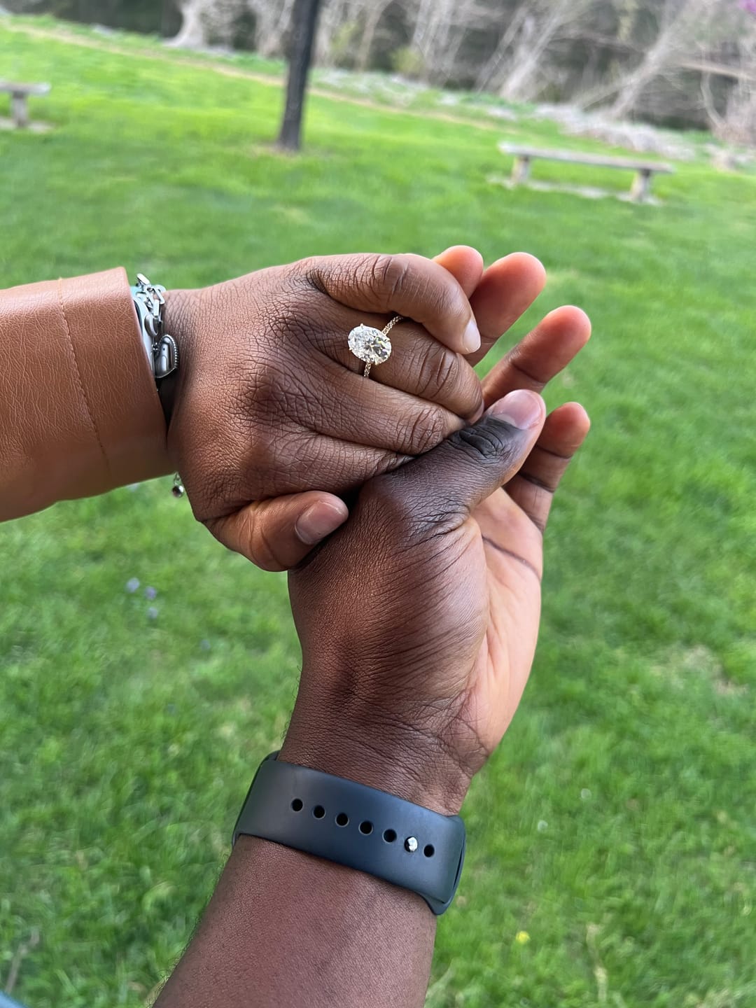 Customer photo review of Rodiffy Moissanite 4.0 Ct ～ 5.5 Ct Oval Cut Yellow Gold/White Gold Wedding Ring For Women