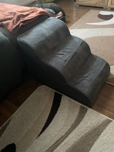 Customer photo review of FurStairs Gerinckímélő Kutyalépcső Rámpa Kialakítással – Ágyra és Kanapéra Ugrás Nélkül