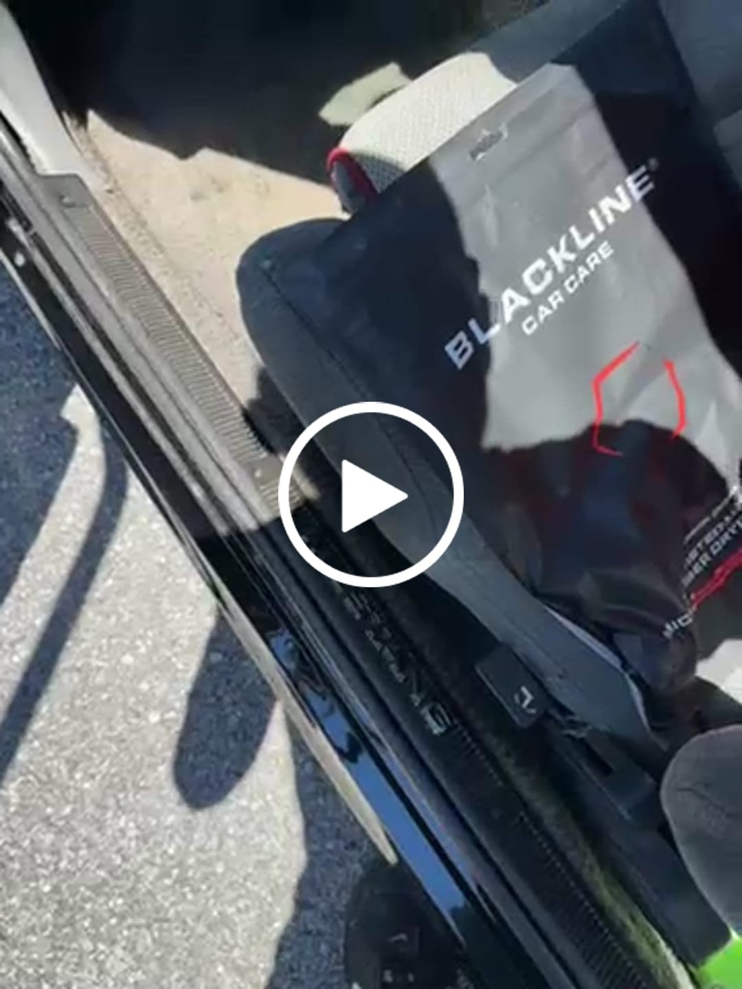 Customer video review of BLACKLINE® SLIM TWISTED-LOOP DRYING TOWEL