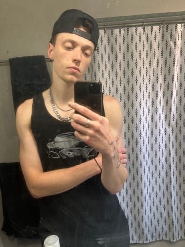 Reviewer in a mirror selfie wearing the black 80Eighty® DCG89 Tank.