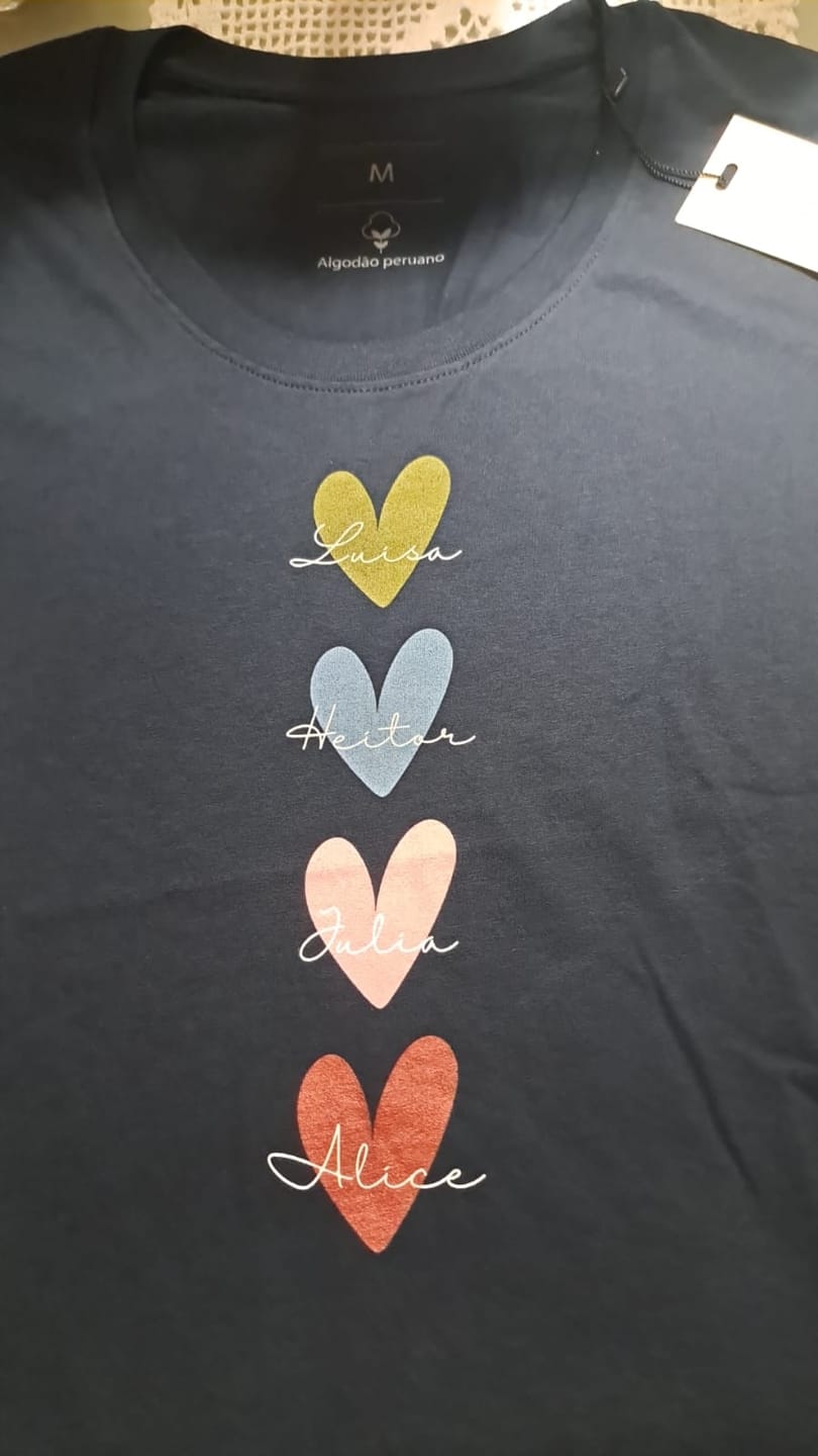 Customer photo review of Camiseta Personalizada - CORAÇÕES E NOMES (Até 5 nomes) - Preta - Algodão Peruano