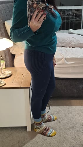 Customer's side profile wearing the navy 3D Anti-Cellulite Leggings, showing the smooth, flattering fit.