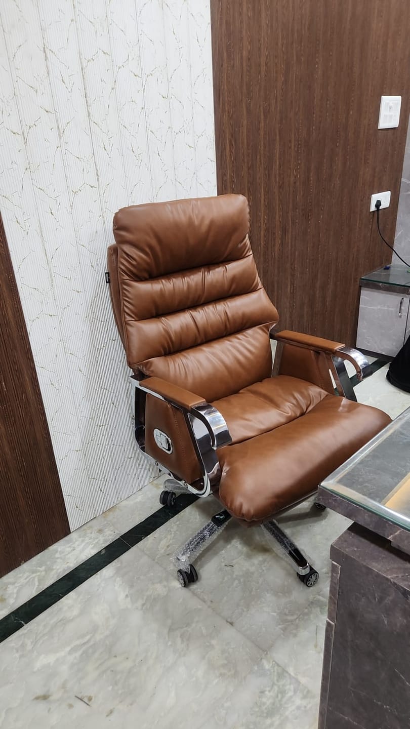 Customer photo review of Ettorez Fortuna High-Back Executive Leatherette Chair