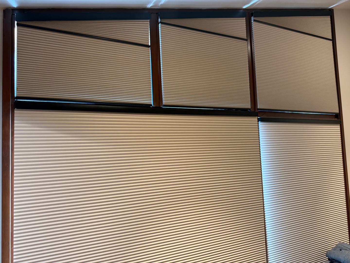 Customer photo review of SmartWings Motorized Blackout Trapezoid Cellular Shades Nowa