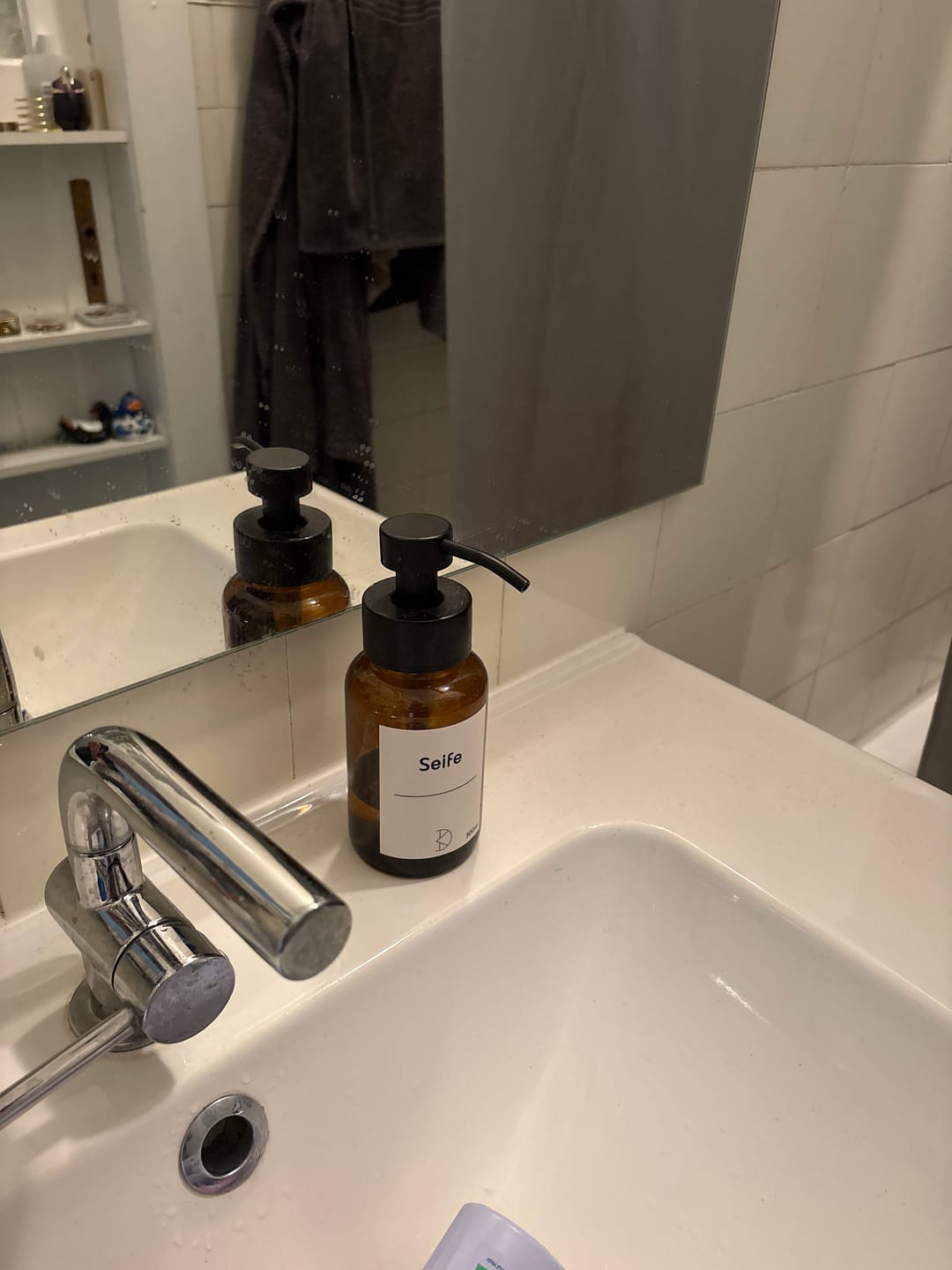 Customer photo review of Braunglas Seifenspender Schwarz – Fertig beschriftet & Wasserfest: Perfektion für Bad & Küche