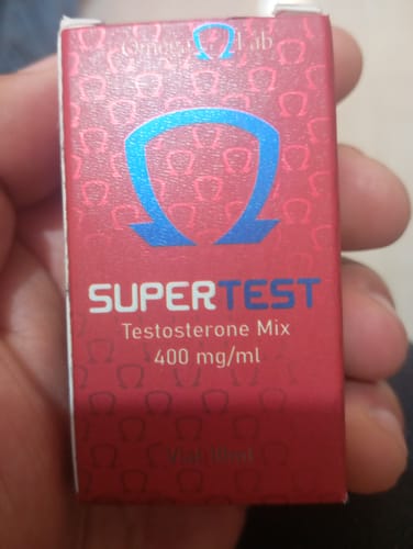 Primer plano de un cliente sosteniendo la caja roja de Supertest Omega Labs.