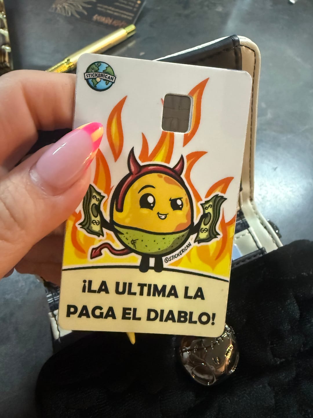 Customer photo review of La Última La Paga el Diablo - Sticker para Tarjeta de Crédito