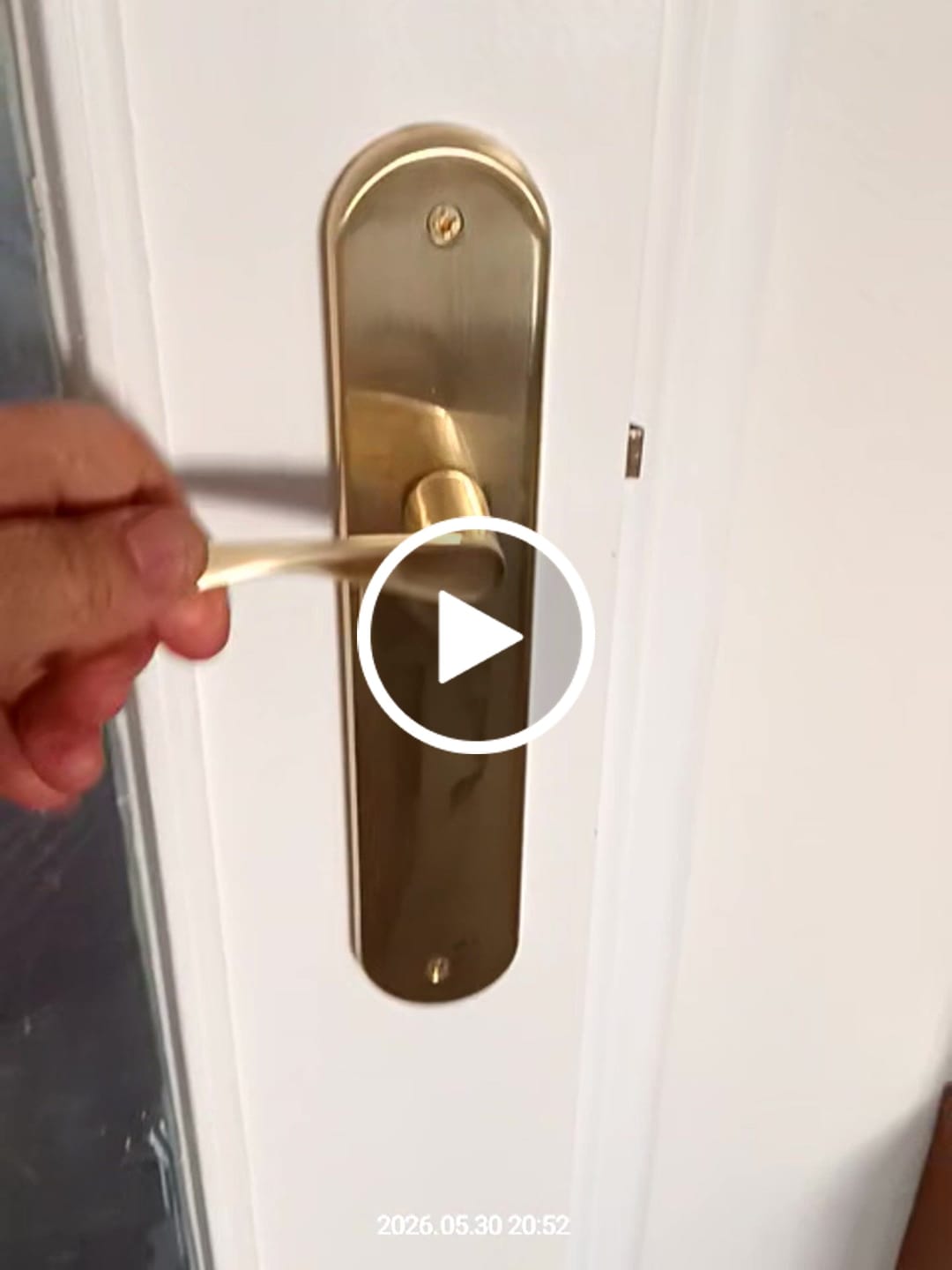 Customer video review of Manilla modelo '136' con placa ovalada de zamak en acabado dorado satinado