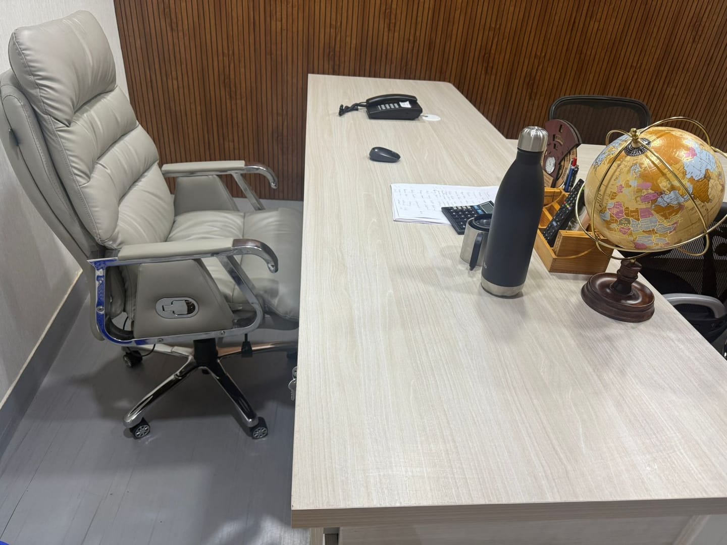 Customer photo review of Ettorez Fortuna High-Back Executive Leatherette Chair