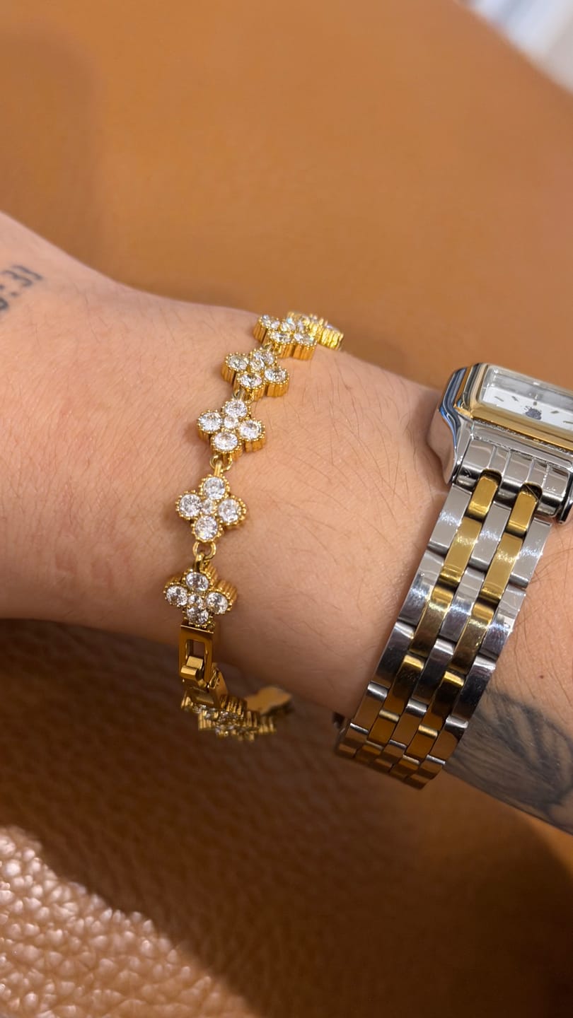 Customer photo review of Pulseira Trevo Beout Classic Banhada em Ouro 18k