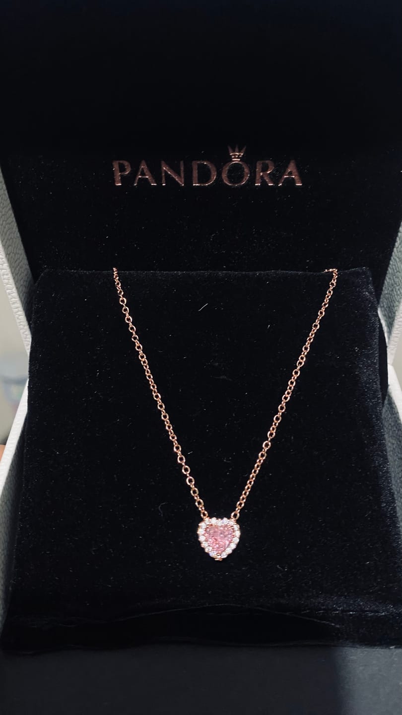 Customer photo review of COLLAR PANDORA ORO ROSA CORAZON ELEVADO ROSA + KIT DE REGALO