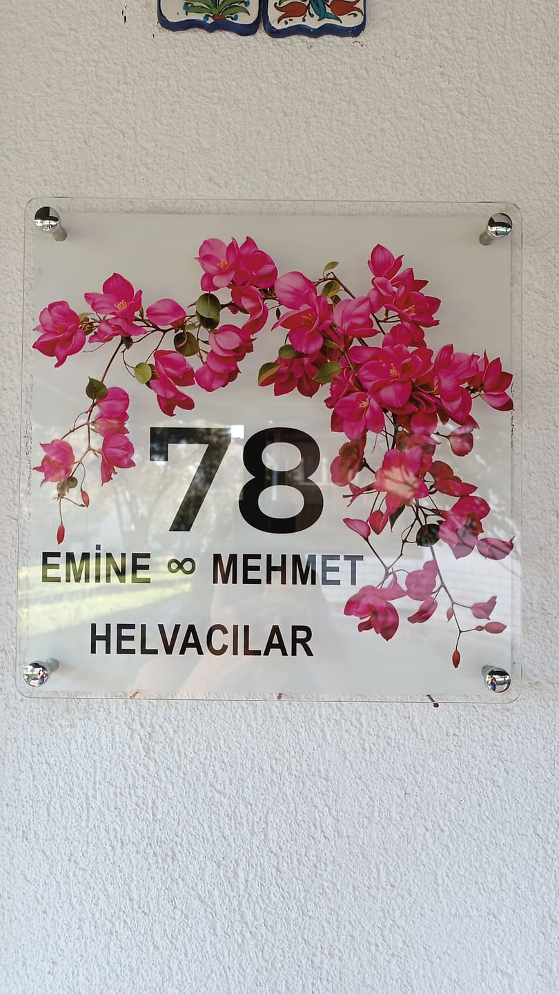Customer photo review of Kişiye Özel Begonvil Çiçekli Kapı İsimliği