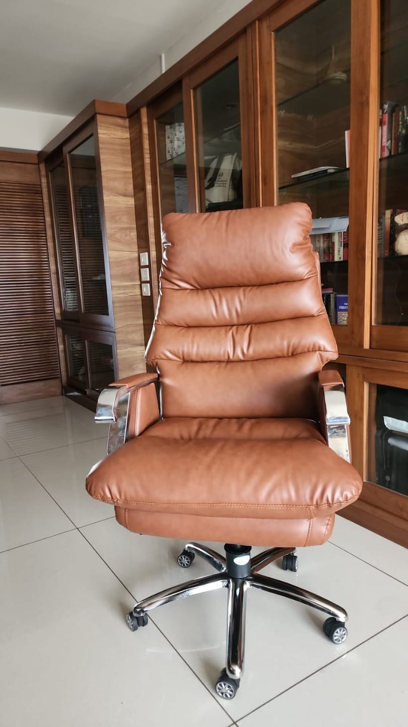 Customer photo review of Ettorez Fortuna High-Back Executive Leatherette Chair