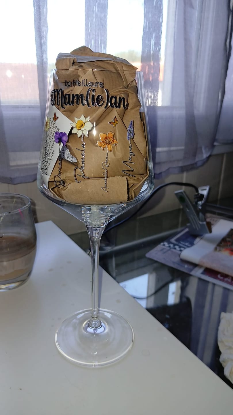 Customer photo review of Le jardin de Mamie - Verre à vin personnalisé avec fleurs de naissance pour Maman et Mamie