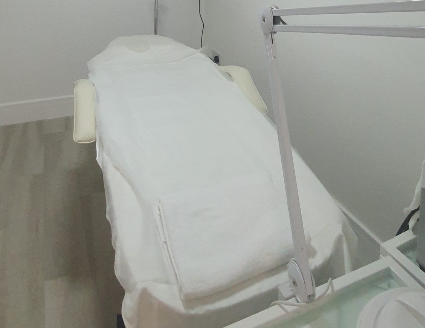 Customer photo review of Couch Rolls 20" - 2ply - Essentials White - 40m x 500mm - Case of 12