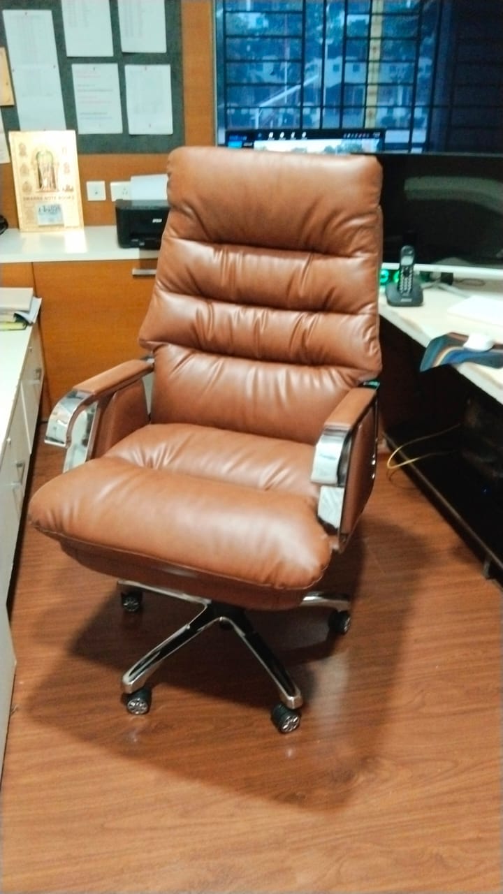 Customer photo review of Ettorez Fortuna High-Back Executive Leatherette Chair